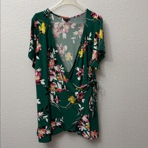 Torrid Green Floral Short Sleeve Surplice Faux Wrap Top Size 3-Spring